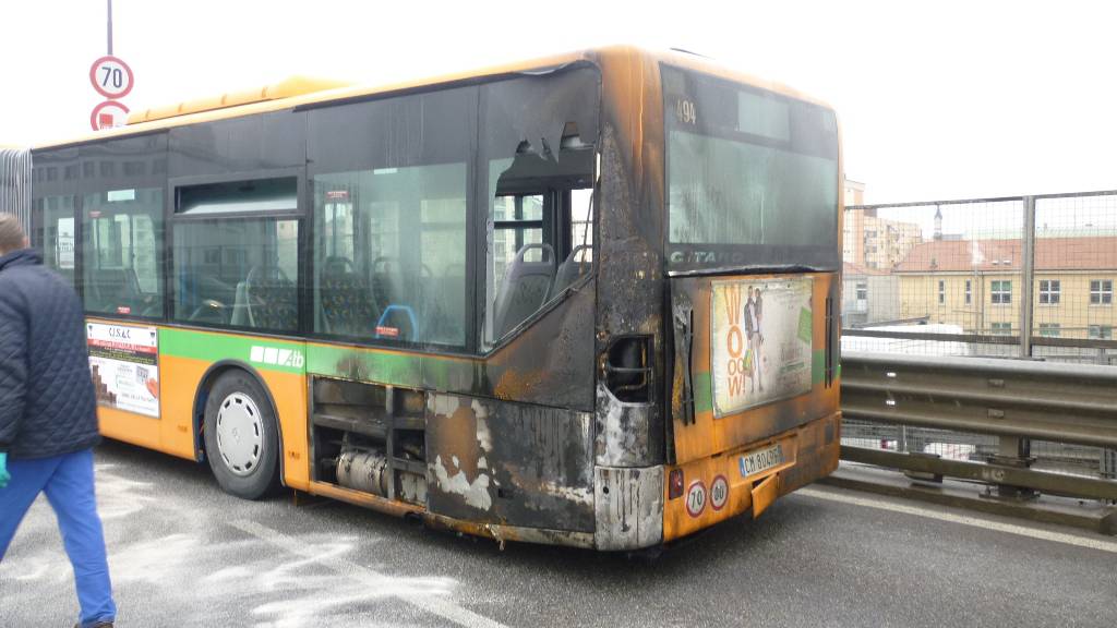 Bus dell'Atb in fiamme sulla circonvallazione