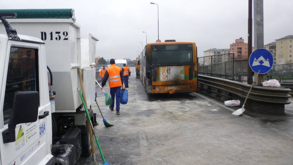 Bus dell'Atb in fiamme sulla circonvallazione