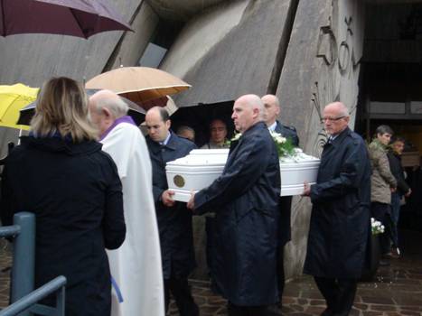 Monterosso, il funerale di Alessia e della sua piccola Elisa