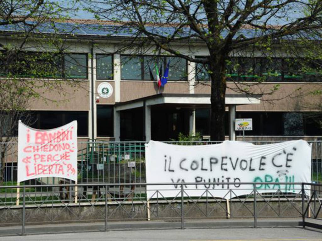 Palosco, striscioni di protesta a scuola