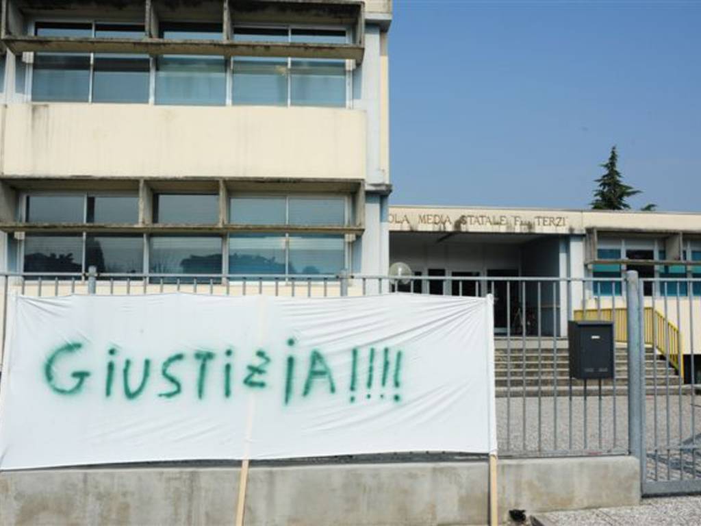 Palosco, striscioni di protesta a scuola