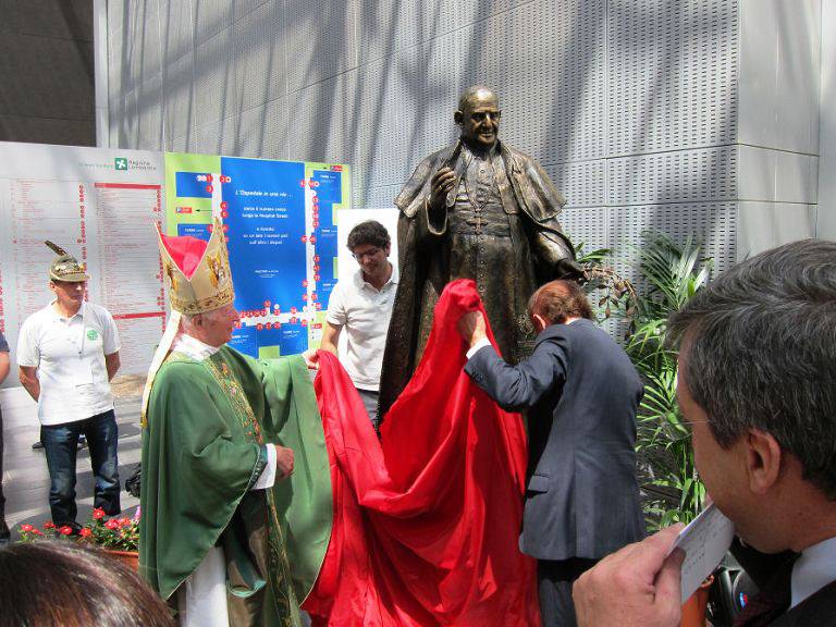 Nuovo ospedale, ecco la statua di Papa Giovanni XXIII