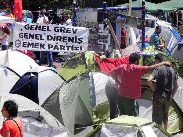 Piazza Taksim, le foto di un bergamasco