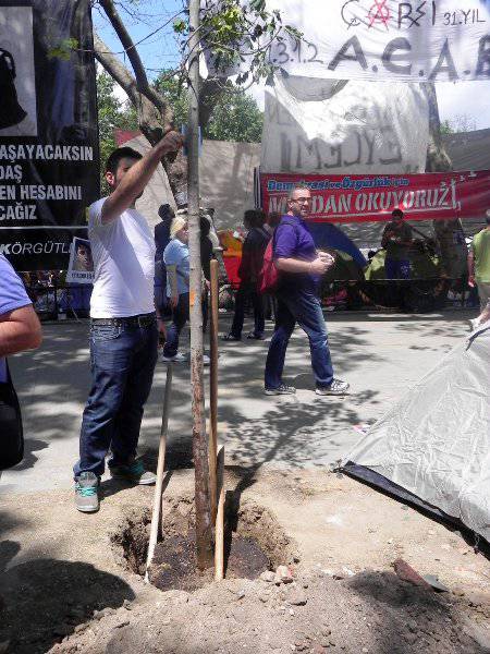 Piazza Taksim, le foto di un bergamasco