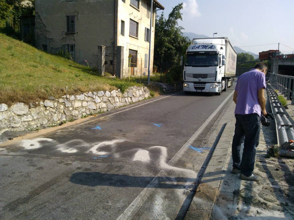 Auto contro il guardrail: 4 giovani feriti