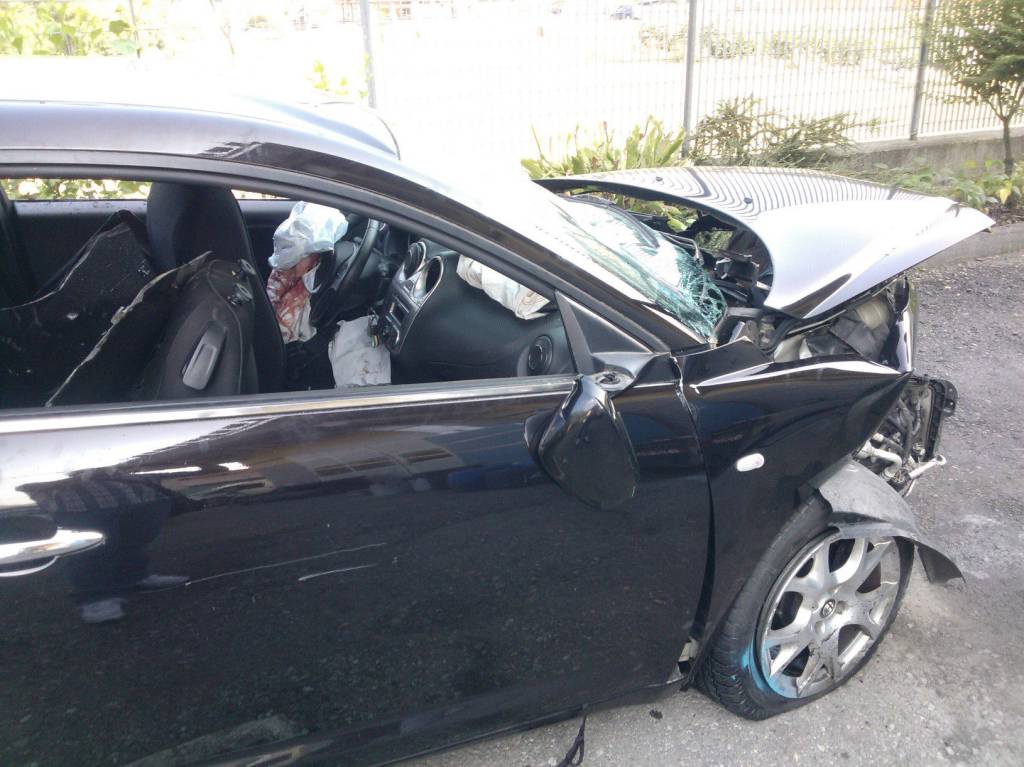 Auto contro il guardrail: 4 giovani feriti