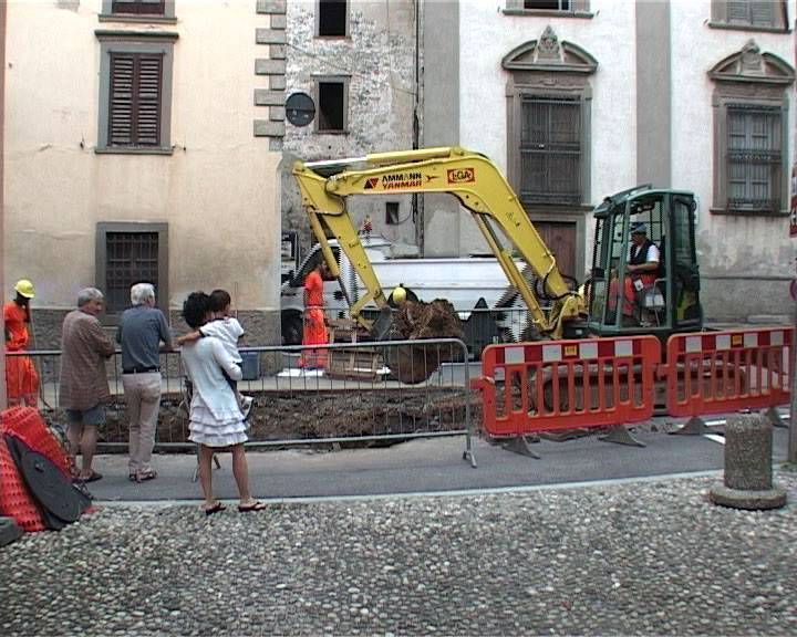 Cede tubatura, si apre una voragine a Gandino