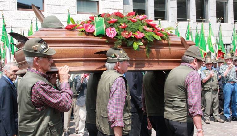 Funerali di Nardo Caprioli, il corteo alpino