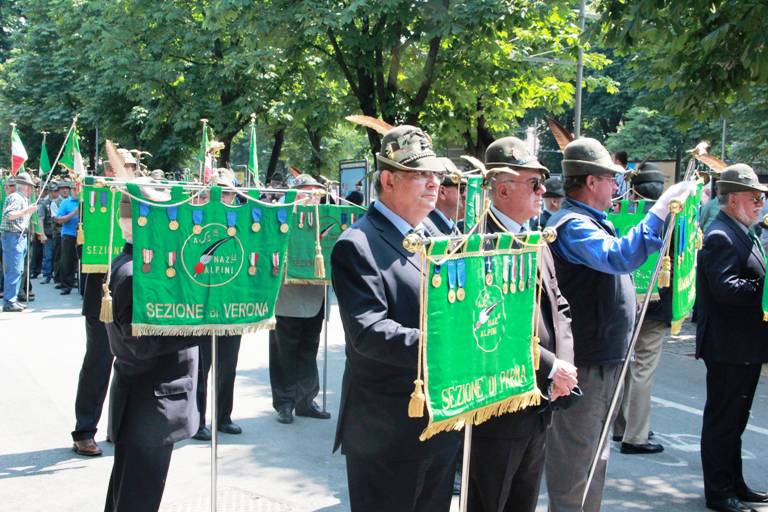 Funerali di Nardo Caprioli, il corteo alpino