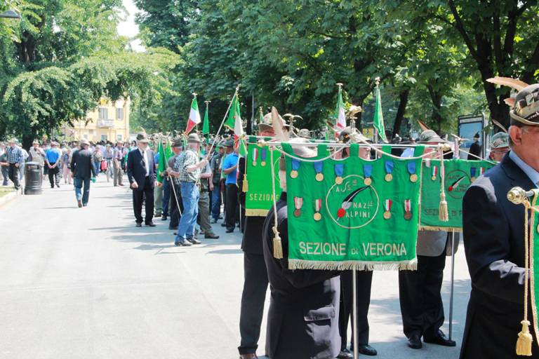 Funerali di Nardo Caprioli, il corteo alpino