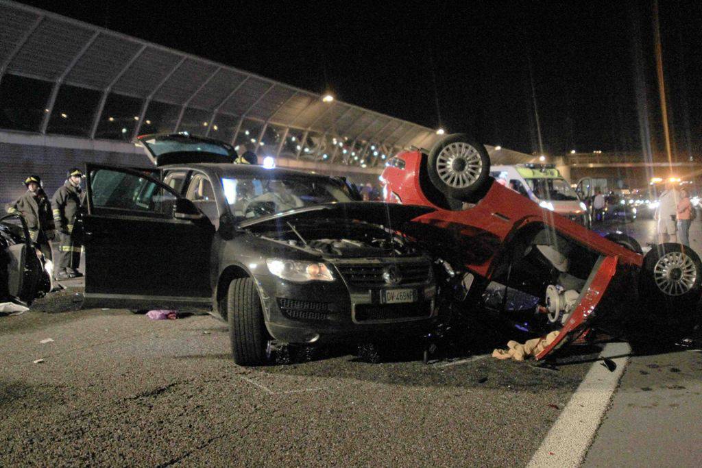 Incidente nella notte in A4: quattro giovani feriti