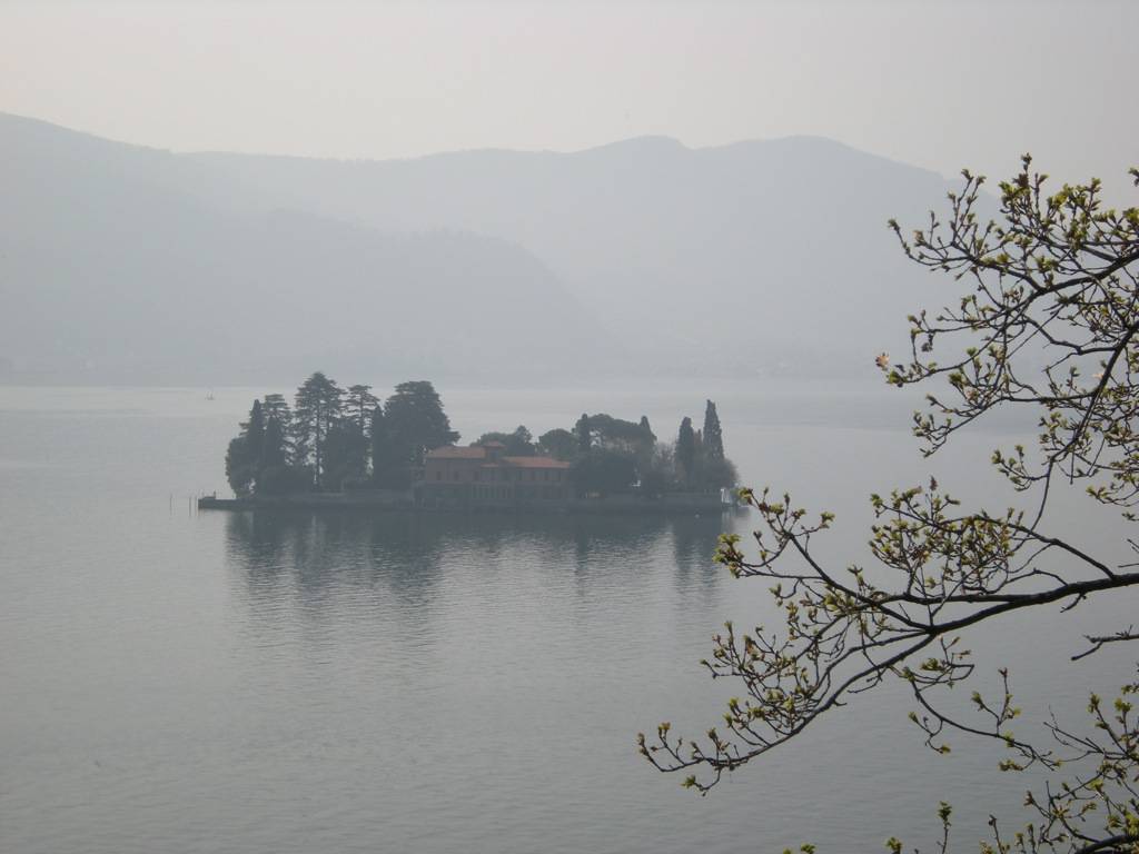 Trekking a Montisola