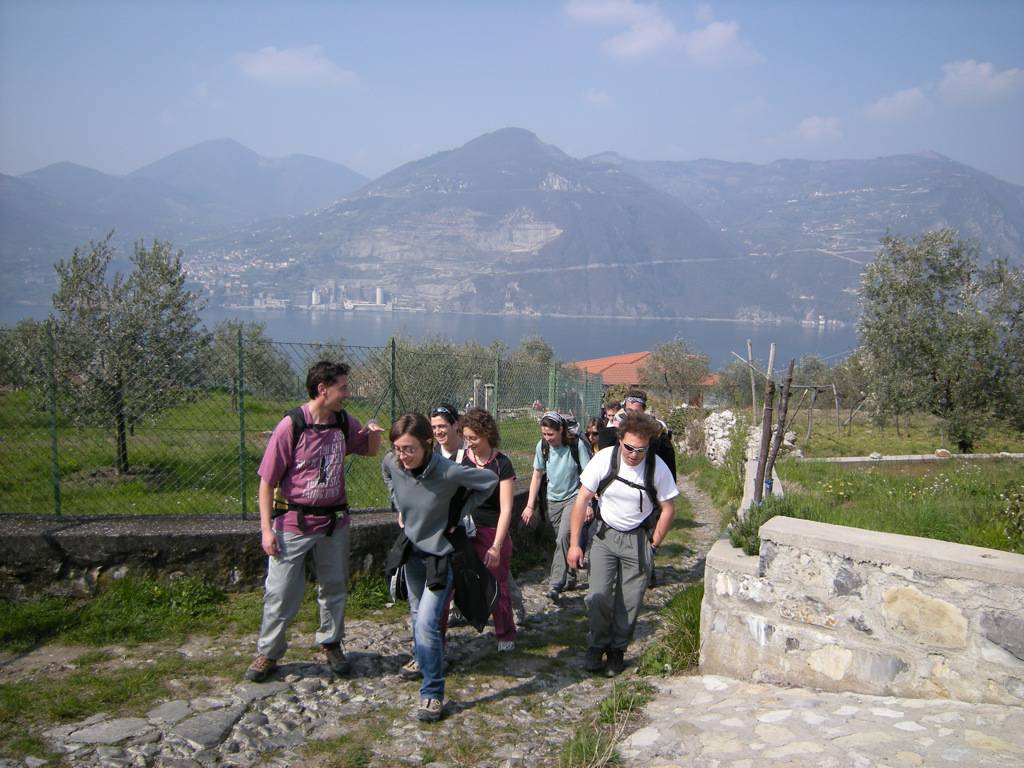 Trekking a Montisola