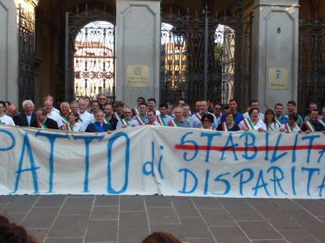 “Basta privilegi al Sud”: protesta di 50 sindaci davanti alla Prefettura