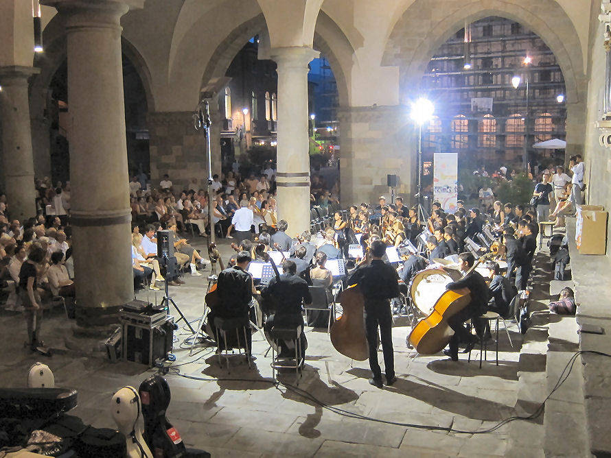 La Central Asian Youth Orchestra in concerto