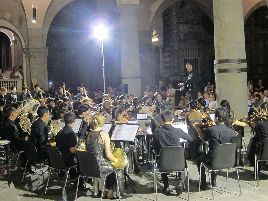 La Central Asian Youth Orchestra in concerto