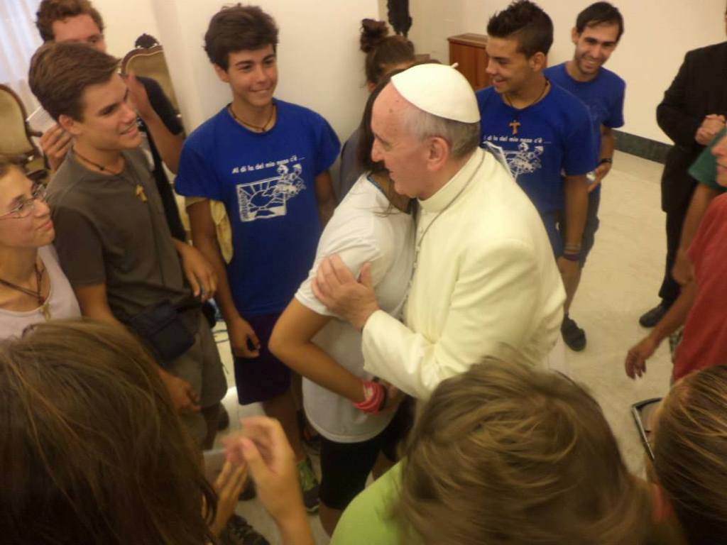 Papa Francesco abbraccia ragazzi bergamaschi