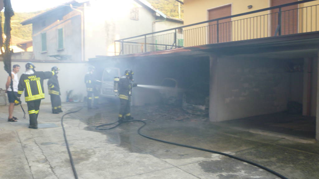 Ponteranica, a fuoco due auto in un garage