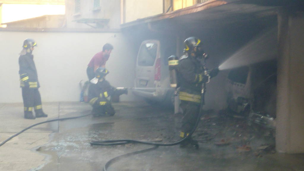 Ponteranica, a fuoco due auto in un garage