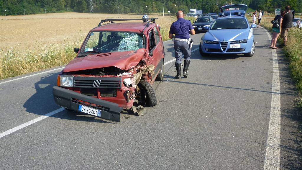 Pontida, frontale tra auto e moto: muore il centauro