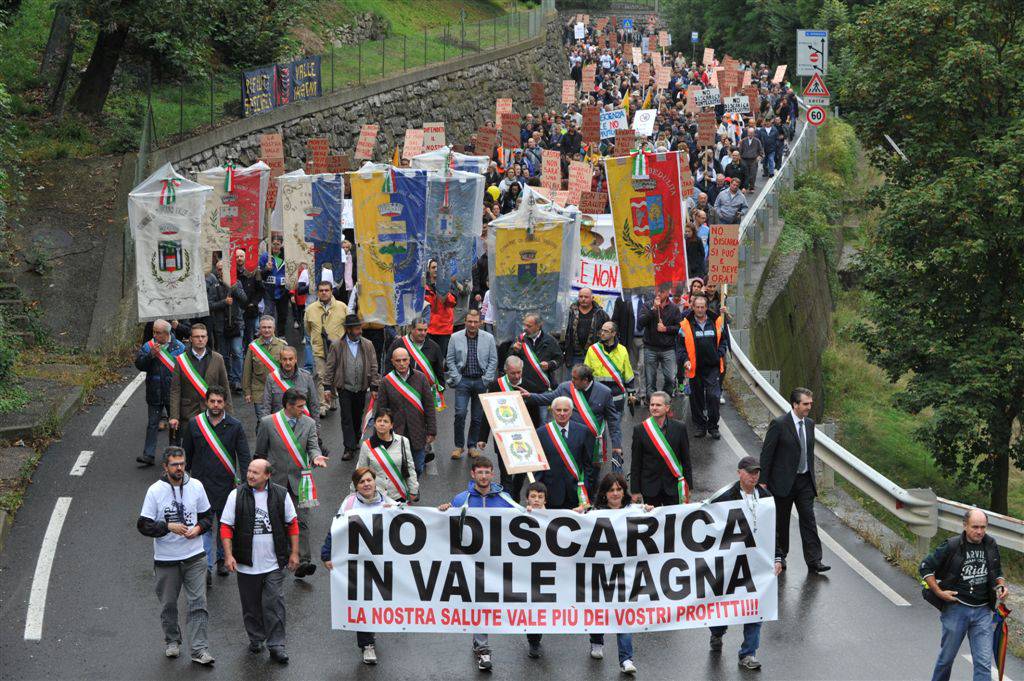 Manifestazione contro la discarica in Valle Imagna