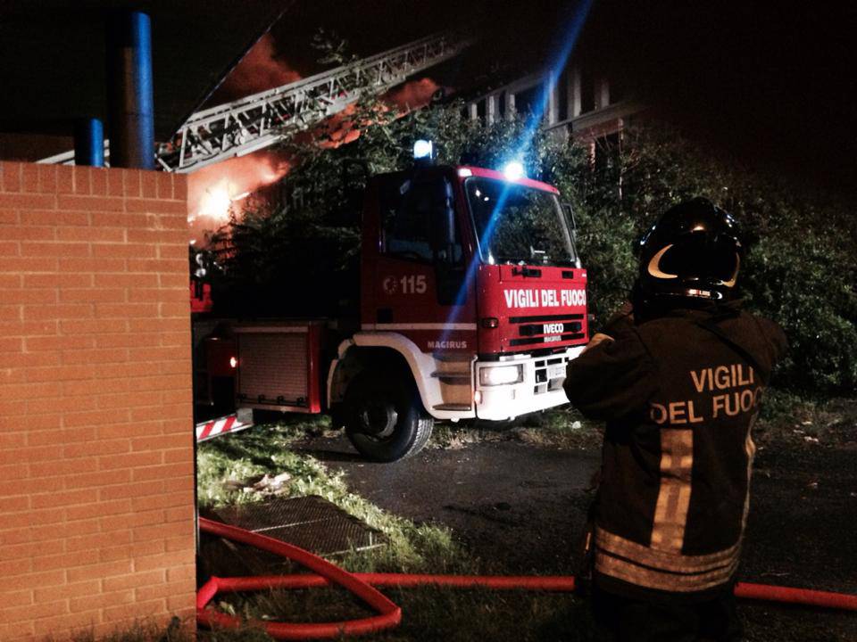 Incendio distrugge edificio a Boccaleone