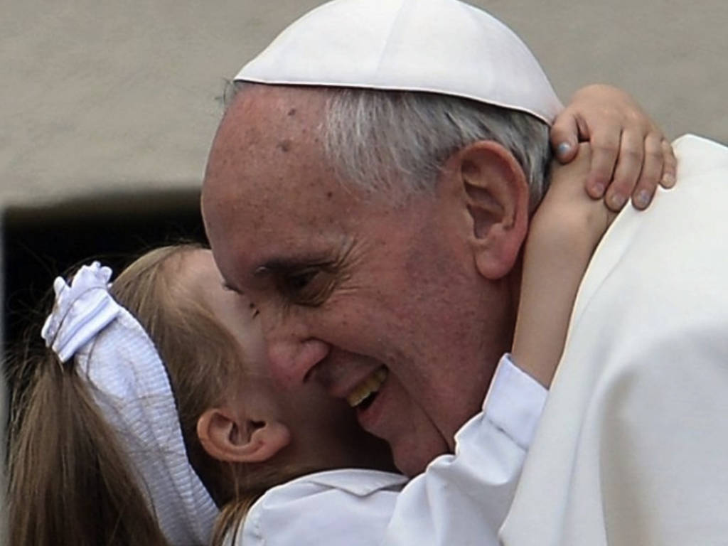Papa Francesco abbraccia una bambina 