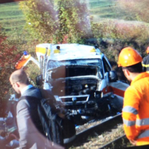 Pontida, treno investe ambulanza: due morti