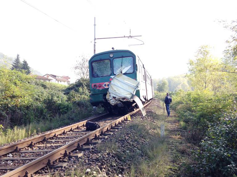 Pontida, treno investe ambulanza: due morti