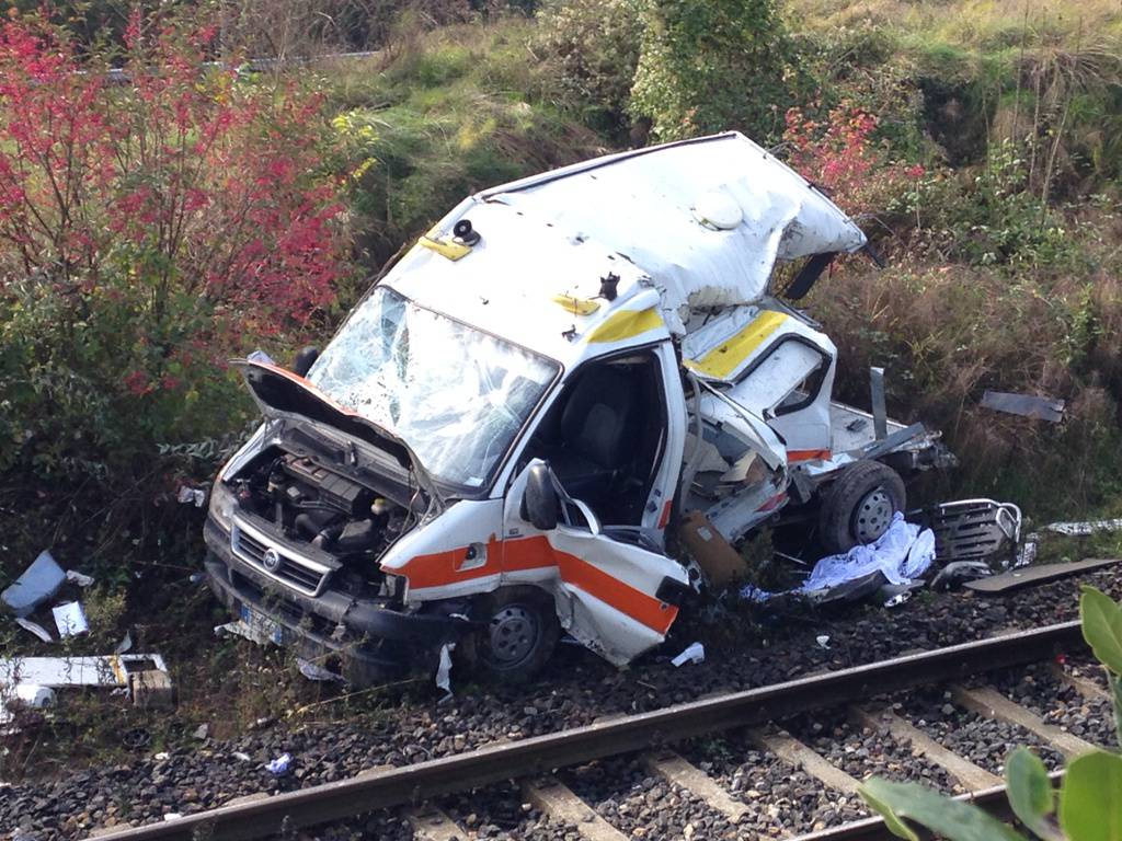 Pontida, treno investe ambulanza: due morti