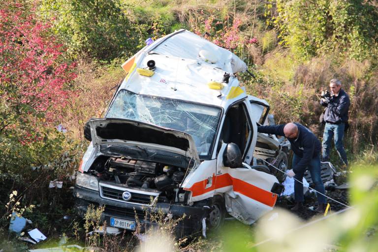 Treno travolge ambulanza, due morti a Pontida