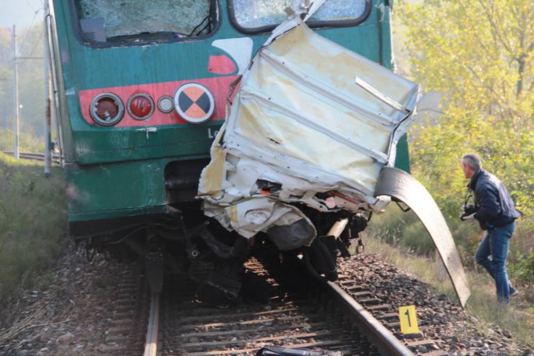 Treno travolge ambulanza, due morti a Pontida