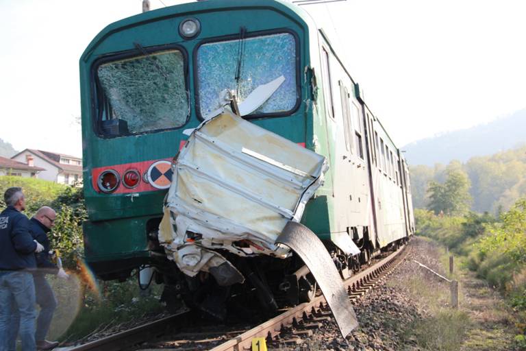 Treno travolge ambulanza, due morti a Pontida