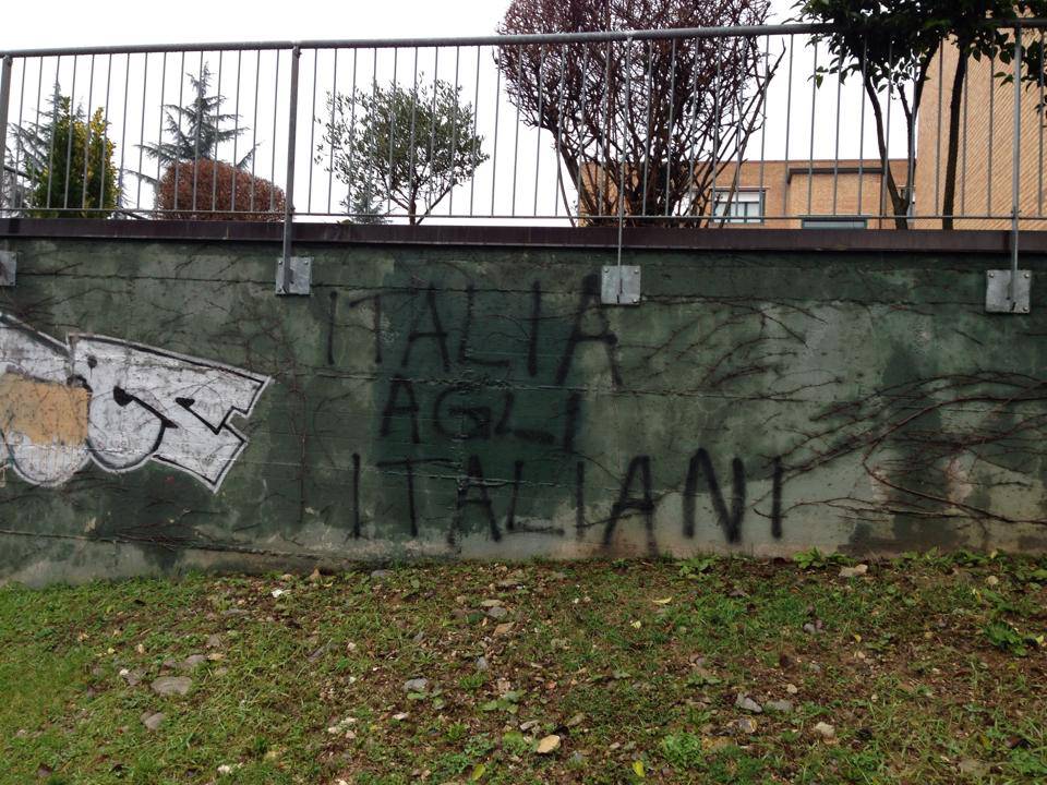 Ponteranica, scritte fasciste sui muri