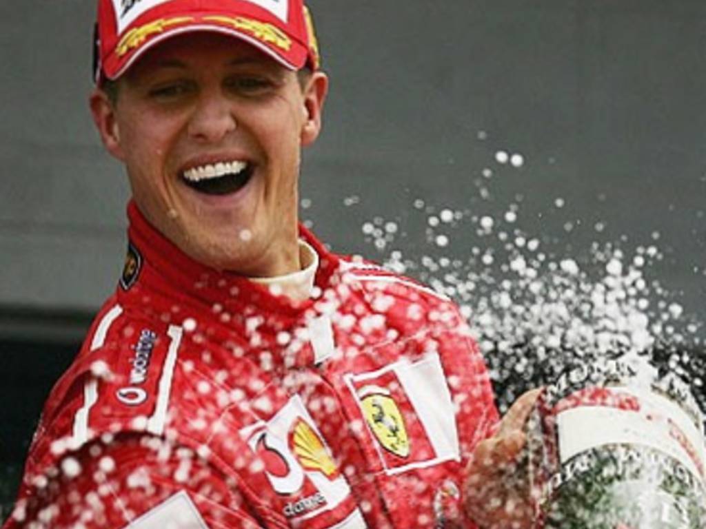 Schumacher sorridente sul podio con la Ferrari