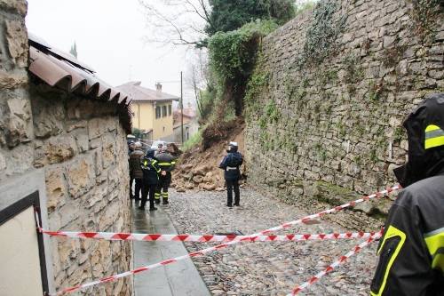 Frana in Borgo Canale, strada bloccata