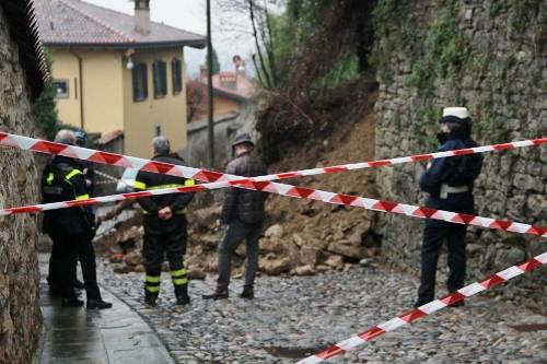 Frana in Borgo Canale, strada bloccata