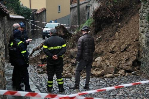 Frana in Borgo Canale, strada bloccata