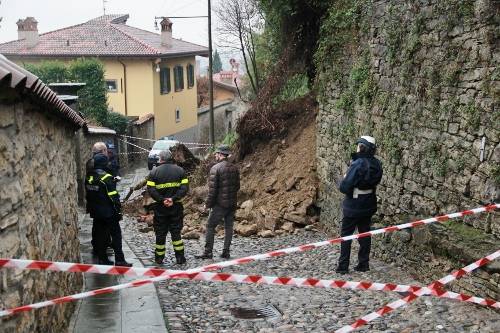 Frana in Borgo Canale, strada bloccata