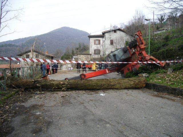 Gru si ribalta, grave un 70enne a Sorisole