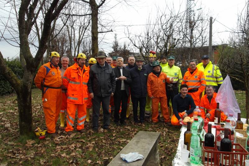 La Protezione Civile pulisce le sponde del Cherio