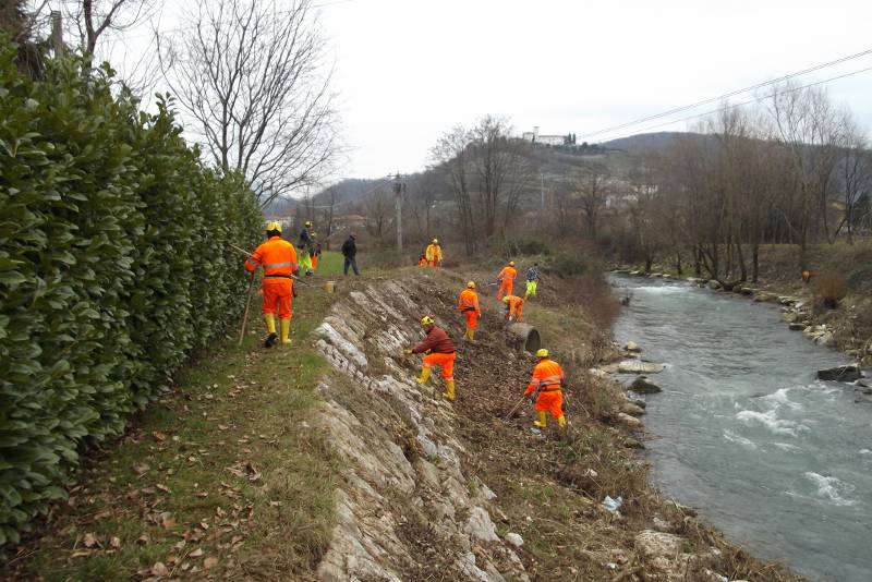 La Protezione Civile pulisce le sponde del Cherio