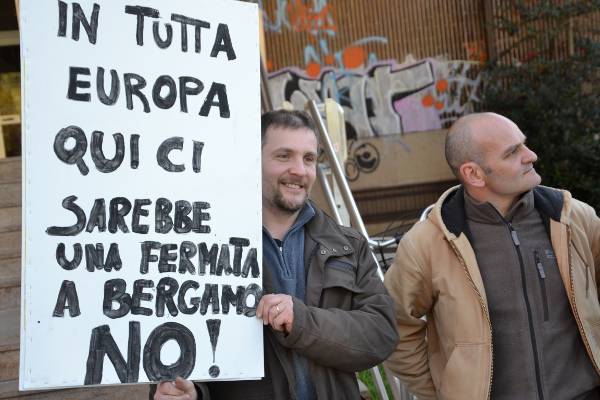 La protesta alle piscine Italcementi