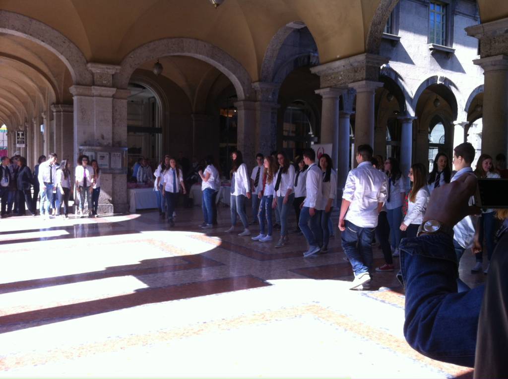 Bergamo, flash mob contro la dipendenza dall'alcol