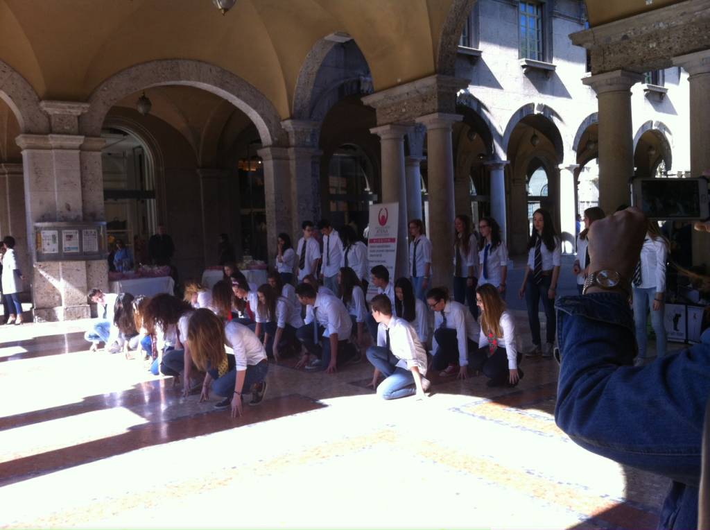 Bergamo, flash mob contro la dipendenza dall'alcol