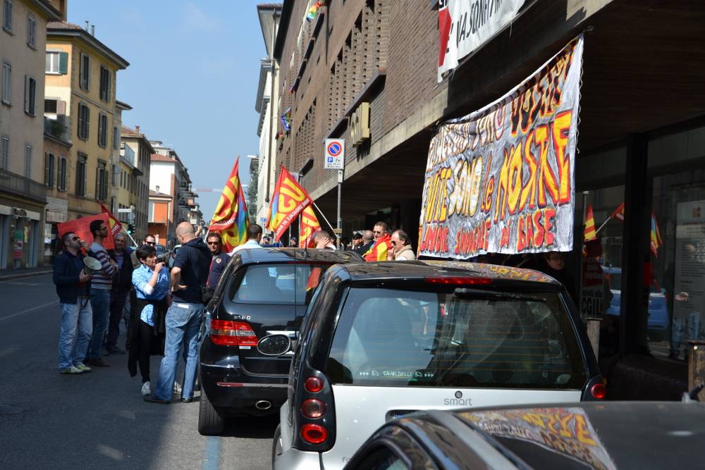 La protesta dei sindacati di base contro la Cgil