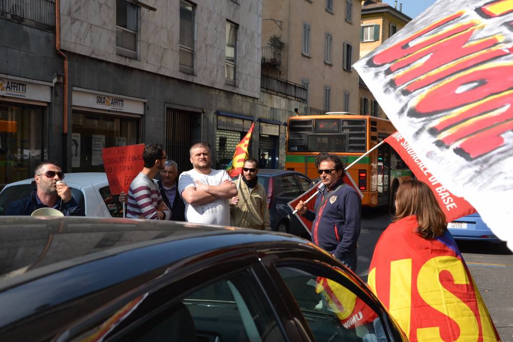 La protesta dei sindacati di base contro la Cgil