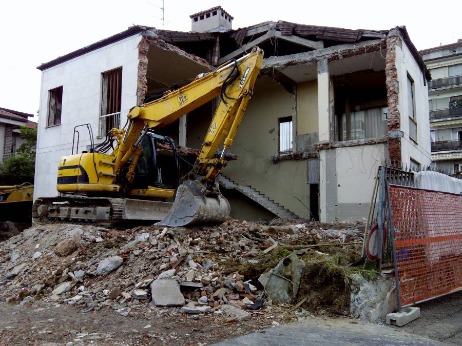 Lavori di demolizione alla villa del Bergonzo