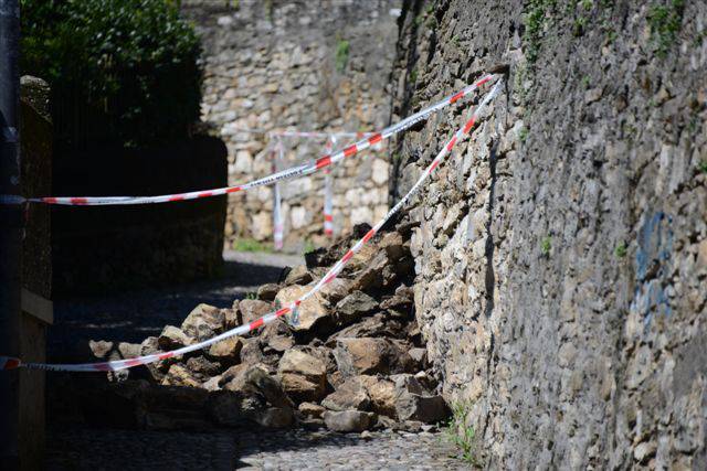 Crolla il muro, chiude una scaletta per Città Alta