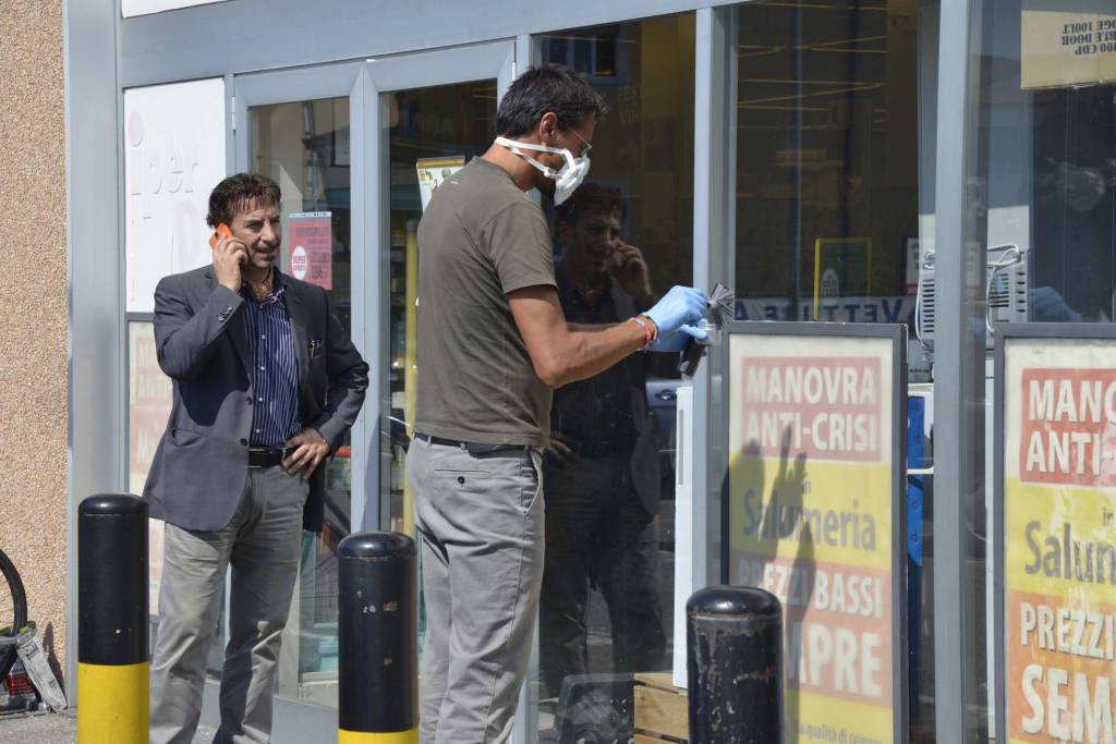 Treviglio, punta la pistola e rapina supermercato